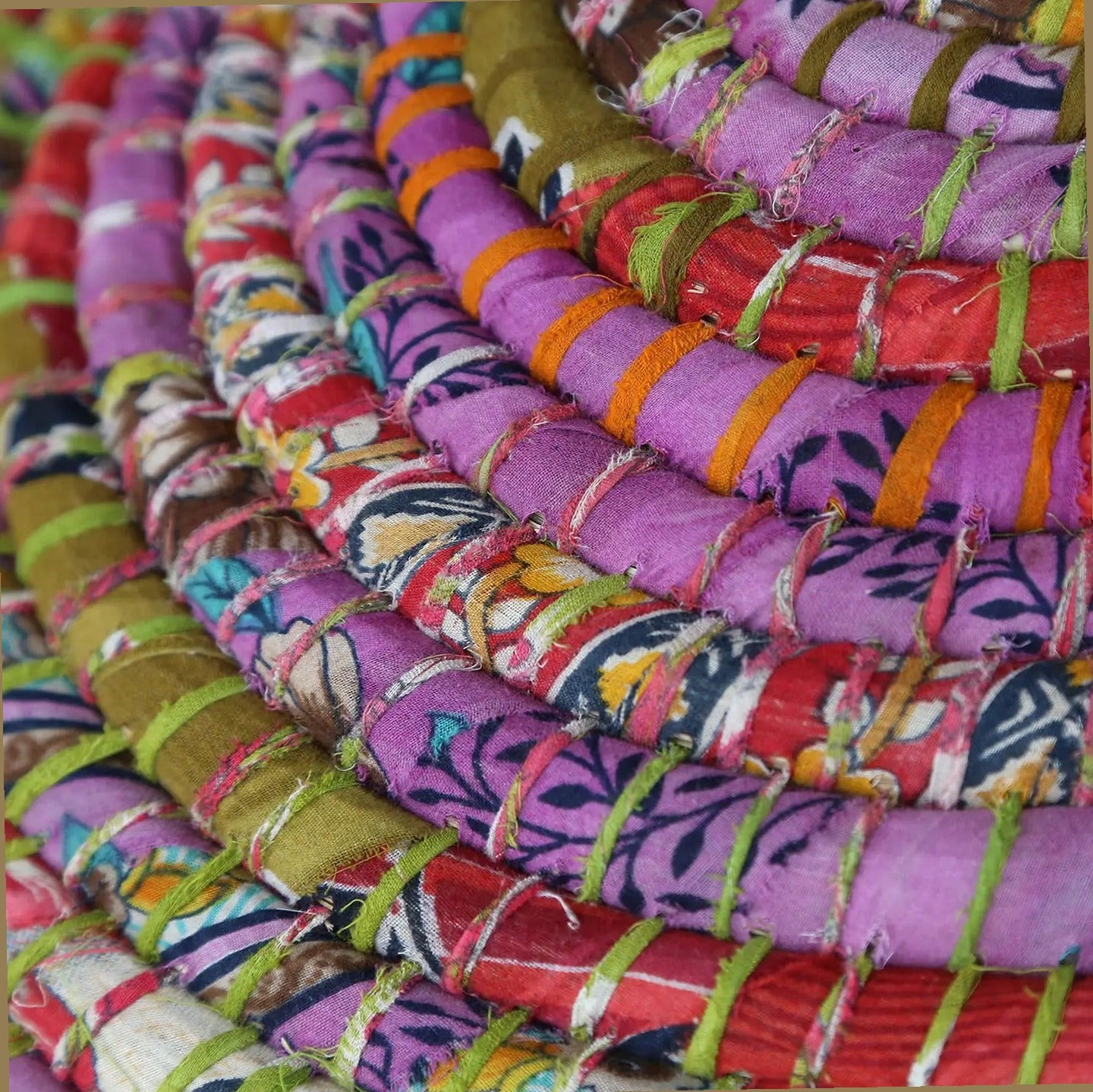 Panier à Linge en Sari Recyclé et Herbe de Kaisa Tissé à la Main